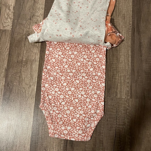 Carter’s set of 3 onsies - Picture 5 of 5